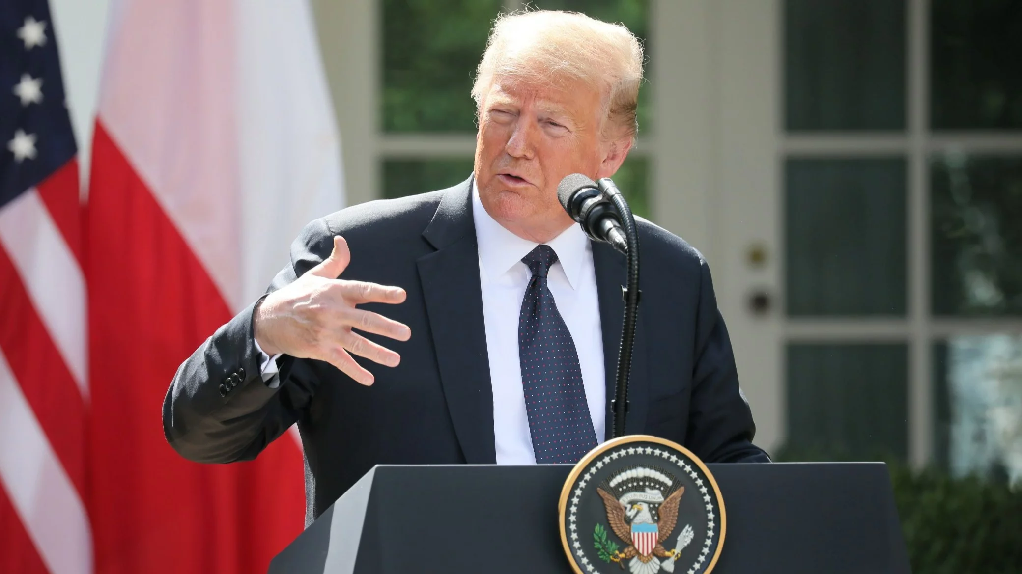 Donald Trump na tle flag USA i Polski