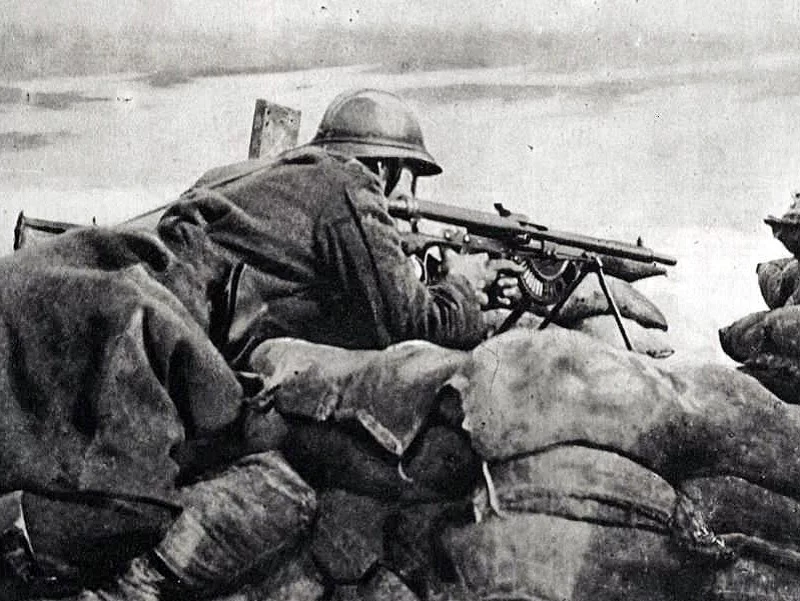 Belgijski żołnierz uzbrojony w rkm Chauchat