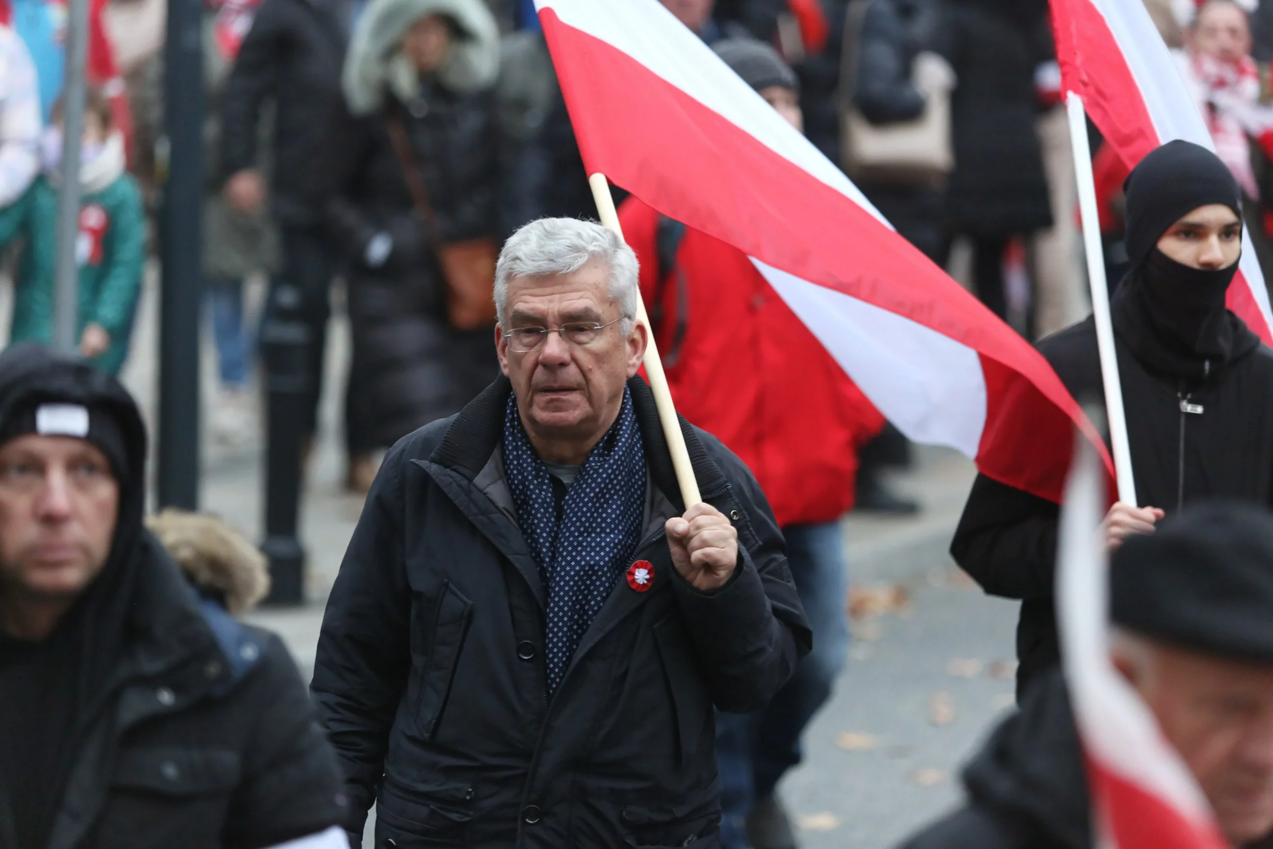 Senator Stanisław Karczewski (C) podczas Marszu Niepodległości na ulicach Warszawy