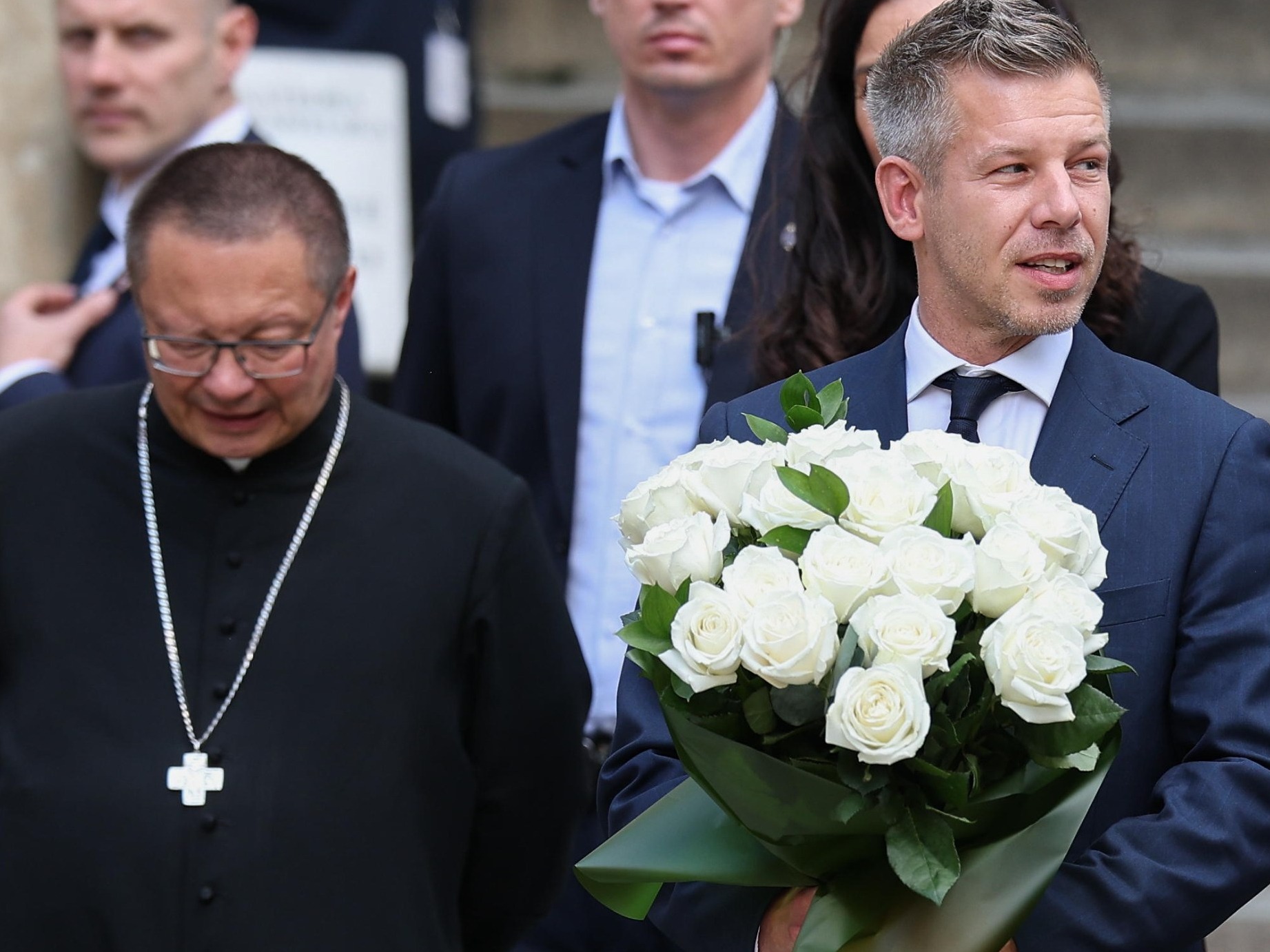 Premier Węgier Peter Magyar (P) składa kwiaty pod pomnikiem Jana Pawła II przed katedrą wawelską, 19 bm. w towarzystwie metropolity krakowskiego kard. Grzegorza Rysia