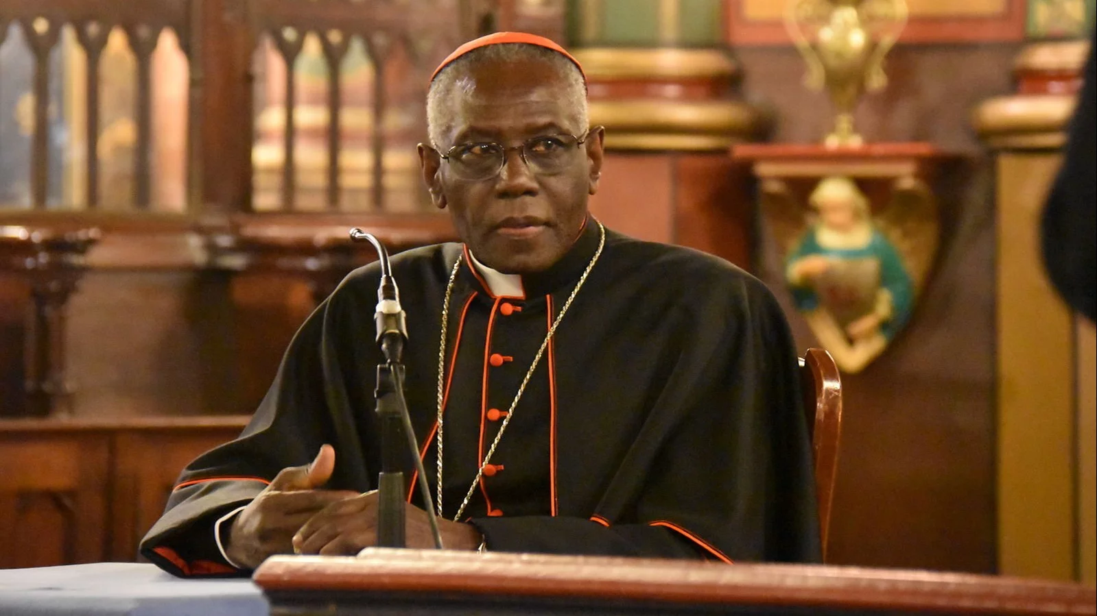 Dr Rogalski: Kardynał Sarah byłby najlepszym wyborem konklawe