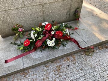 Kardynał Dominik Duka złożył kwiaty pod pomnikiem Winstona Churchilla w Pradze
