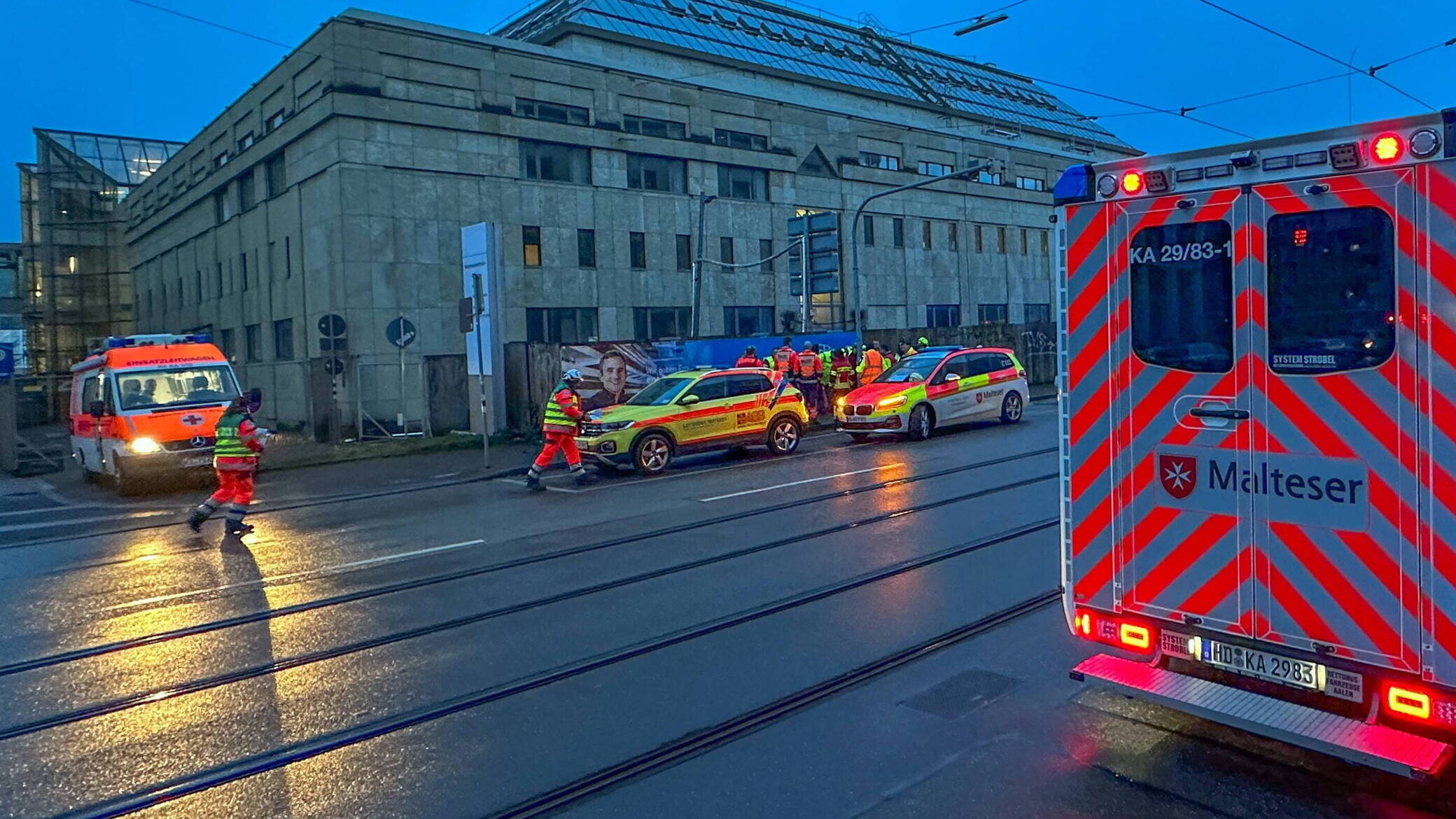 Siły ratownicze pełnią służbę w pobliżu apteki, w której doszło do wzięcia zakładnika w Karlsruhe, Niemcy, 10 marca 2023 rok