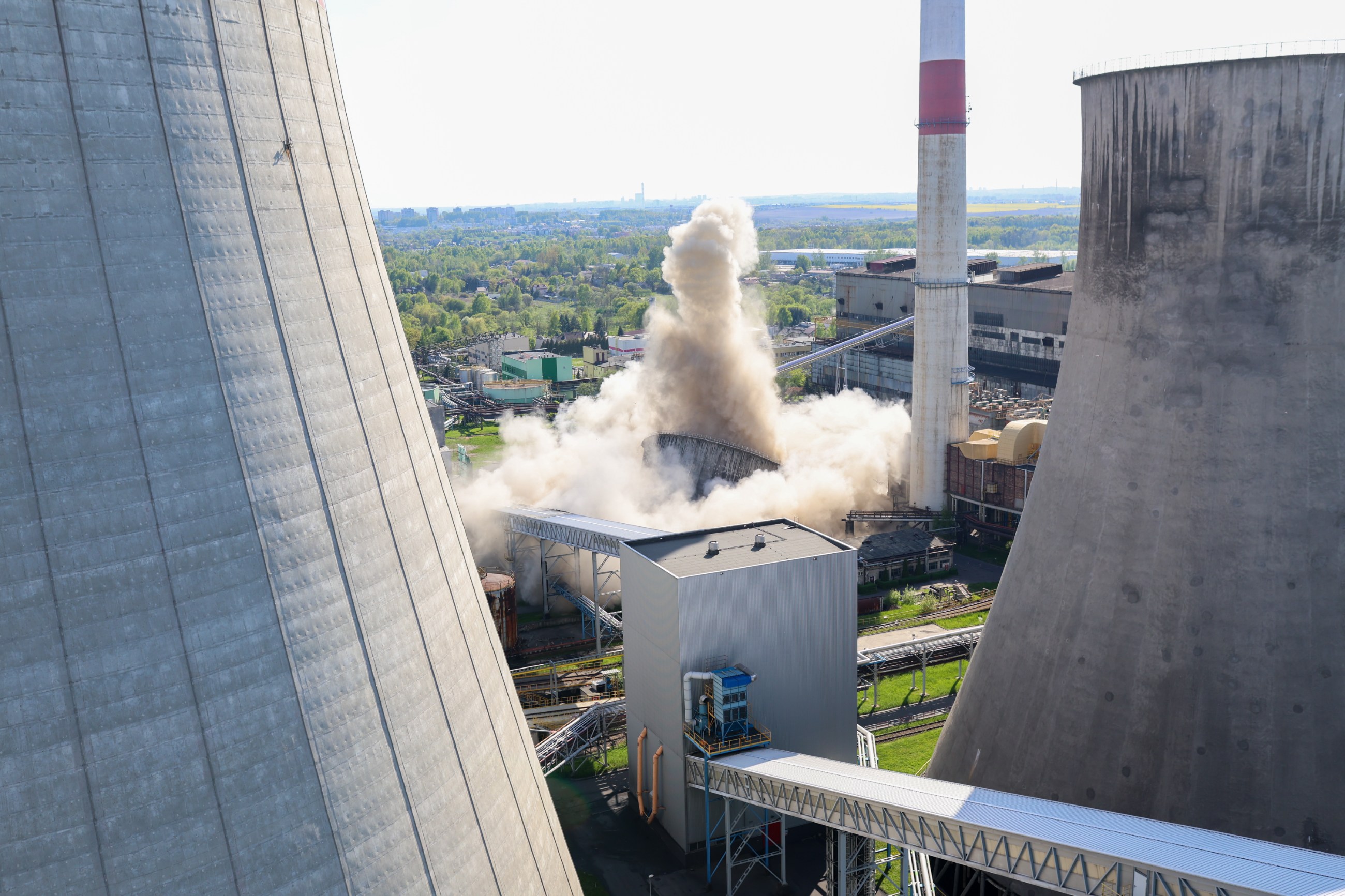 Będzin, 05.05.2023. Wyburzanie chłodni kominowej w należącej do Grupy Tauron Elektrowni Łagisza w Będzinie