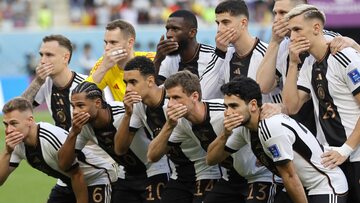 Katar. Niemieccy piłkarze protestują przeciw zakazowi noszenia tęczowych opasek