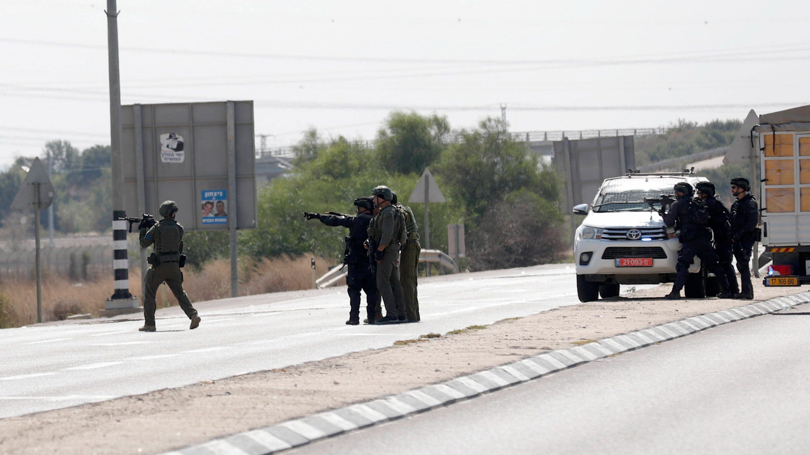 Izraelskie Siły Bezpieczeństwa w Ashkelon. Trwają walki po ataku Hamasu na osiedla Izraela