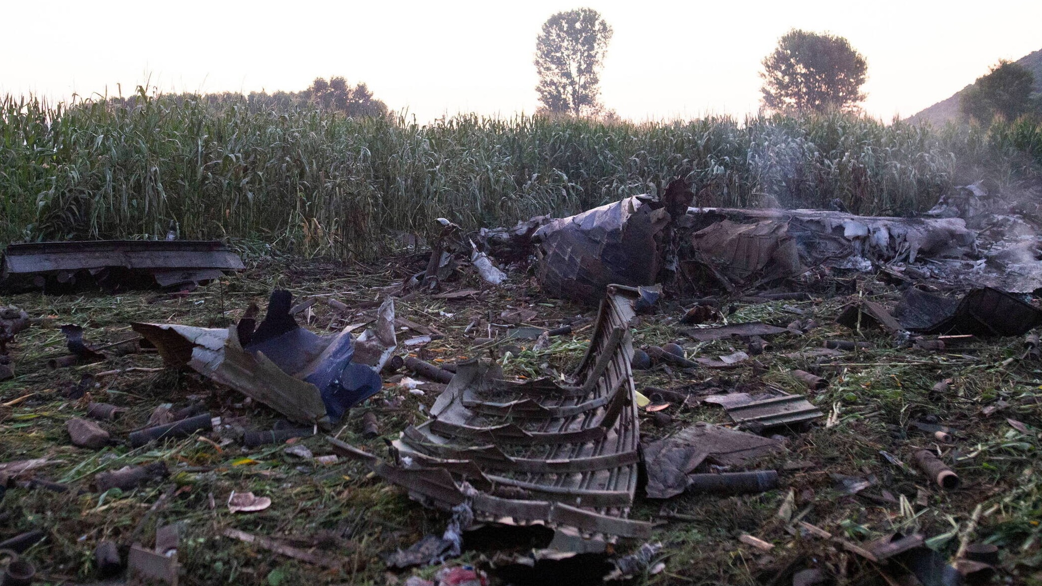 Wrak Antonowa, który rozbił się w pobliżu lotniska w mieście Kawala (Grecja)