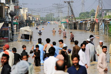 Katastrofa powodziowa w Pakistanie zbiera największe od wielu lat żniwo. Liczba ofiar śmiertelnych wzrosła do ponad tysiąca.