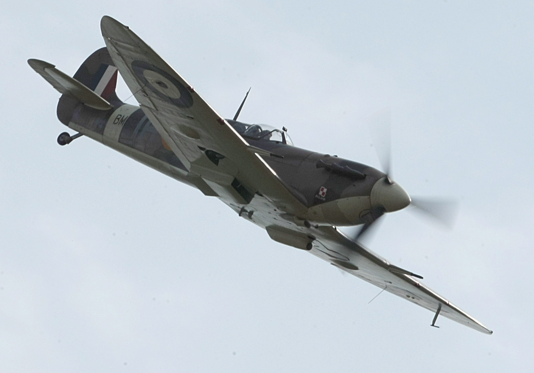 12.06.2010. W akcji legendarny Supermarine Spitfire podczas pikniku lotniczego Góraszka