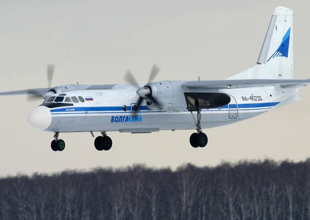 Volga-Avia Antonov An-24. Samolot tego typu uległ katastrofie pod Goleniowem.