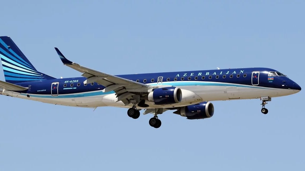 Samolot Embraer linii Azerbaijan Airlines