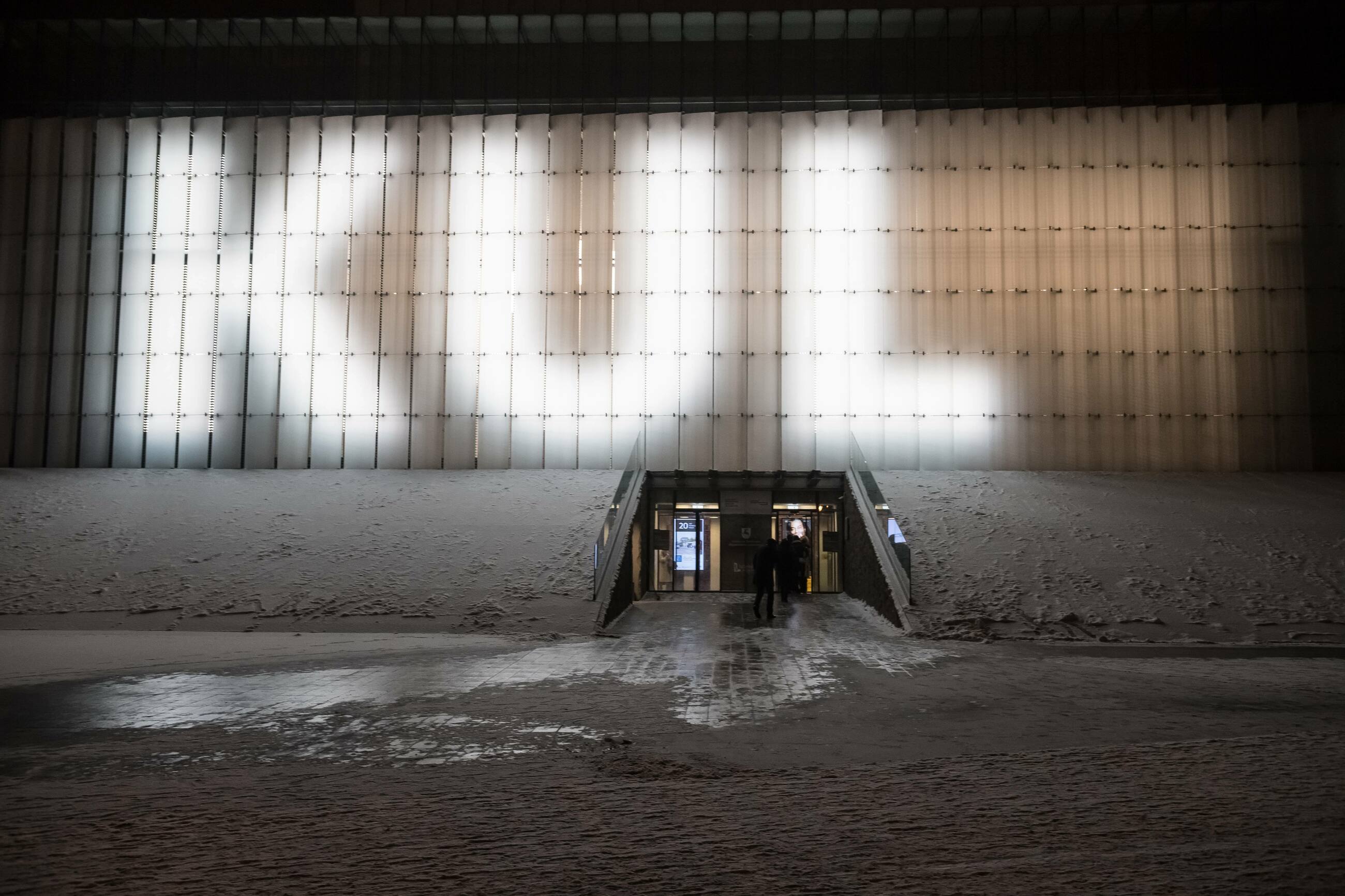 Napis KUL - Katolicki Uniwersytet Lubelski na budynku Centrum Spotkania Kultur w Lublinie