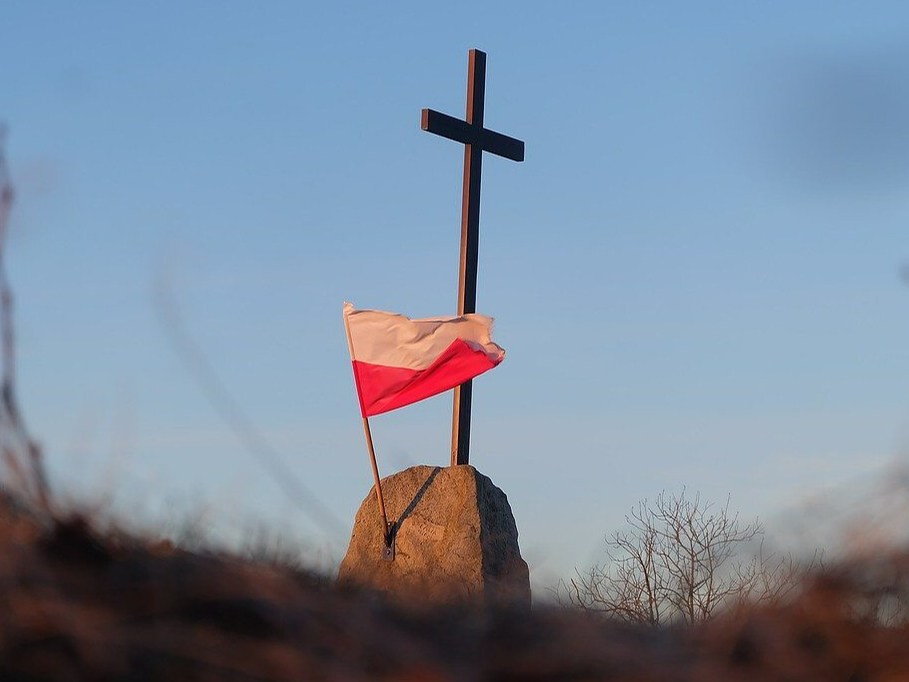 Krzyż i flaga Polski, zdjęcie ilustracyjne