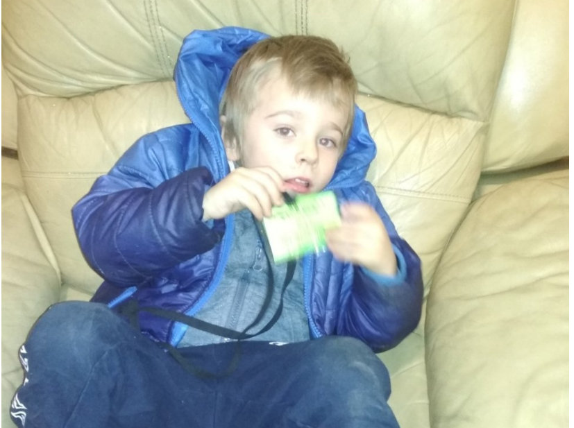 Poszukujemy rodziców odnalezionego chłopca, bądź też informacji, które pomogą nam ustalić jego tożsamość - apeluje policja.