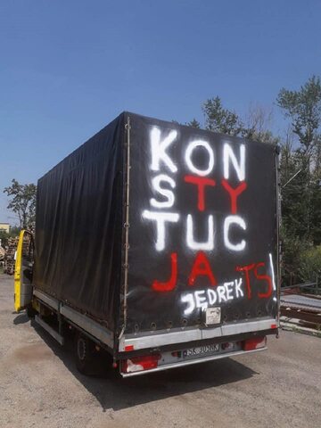 Katowice: Policja zatrzymała samochód z napisem "konstytucja"