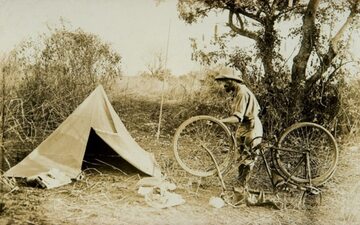 Kazimierz Nowak w Afryce - naprawa roweru