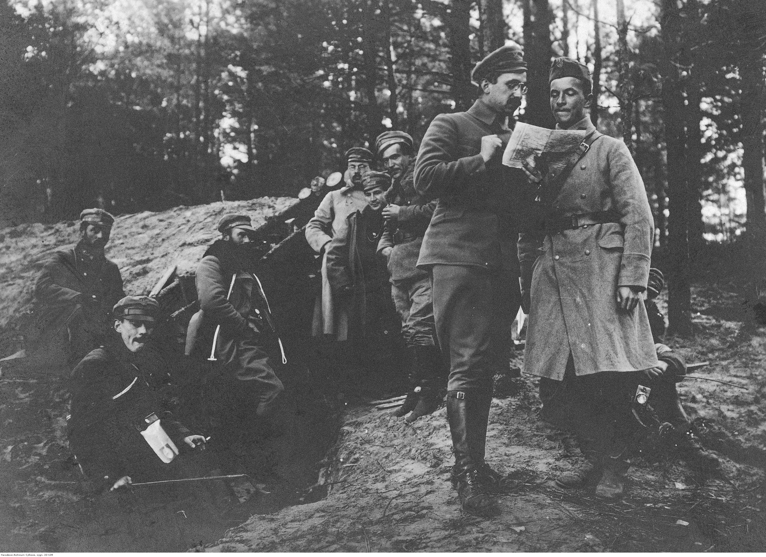 Kazimierz Sosnkowski przyjmuje meldunek od legionisty