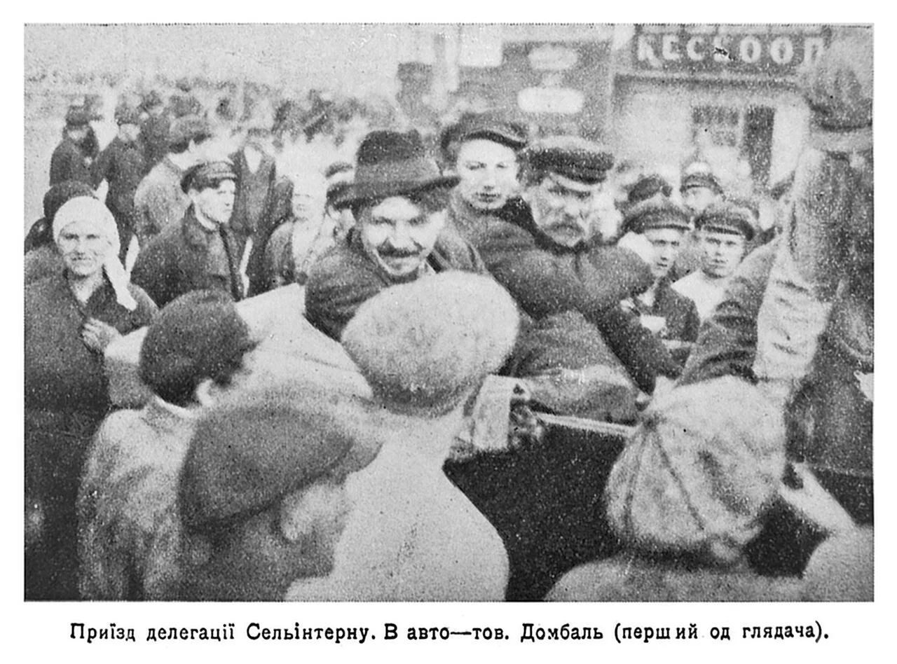 Tomasz Dąbal (w kapeluszu), członek Międzynarodówki
Chłopskiej, Kijów, 1925