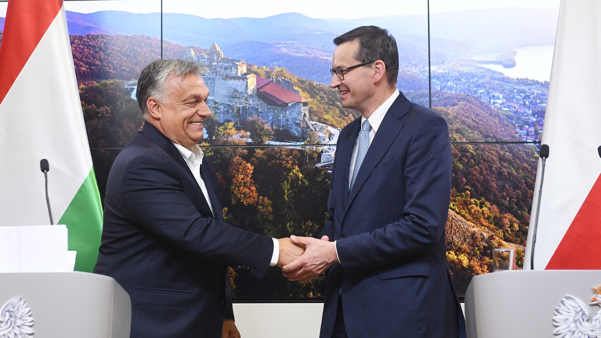 Premier RP Mateusz Morawiecki (P) i premier Węgier Viktor Orban (L) podczas konferencji prasowej w Brukseli.