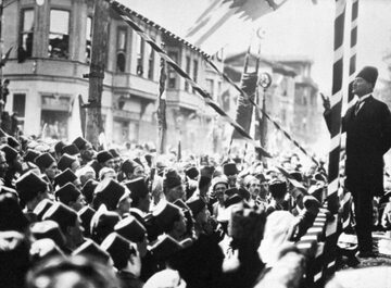 Kemal Ataturk publicznie przemawiający w 1924 roku