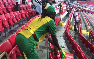 Kibice Senegalu sprzątają stadion