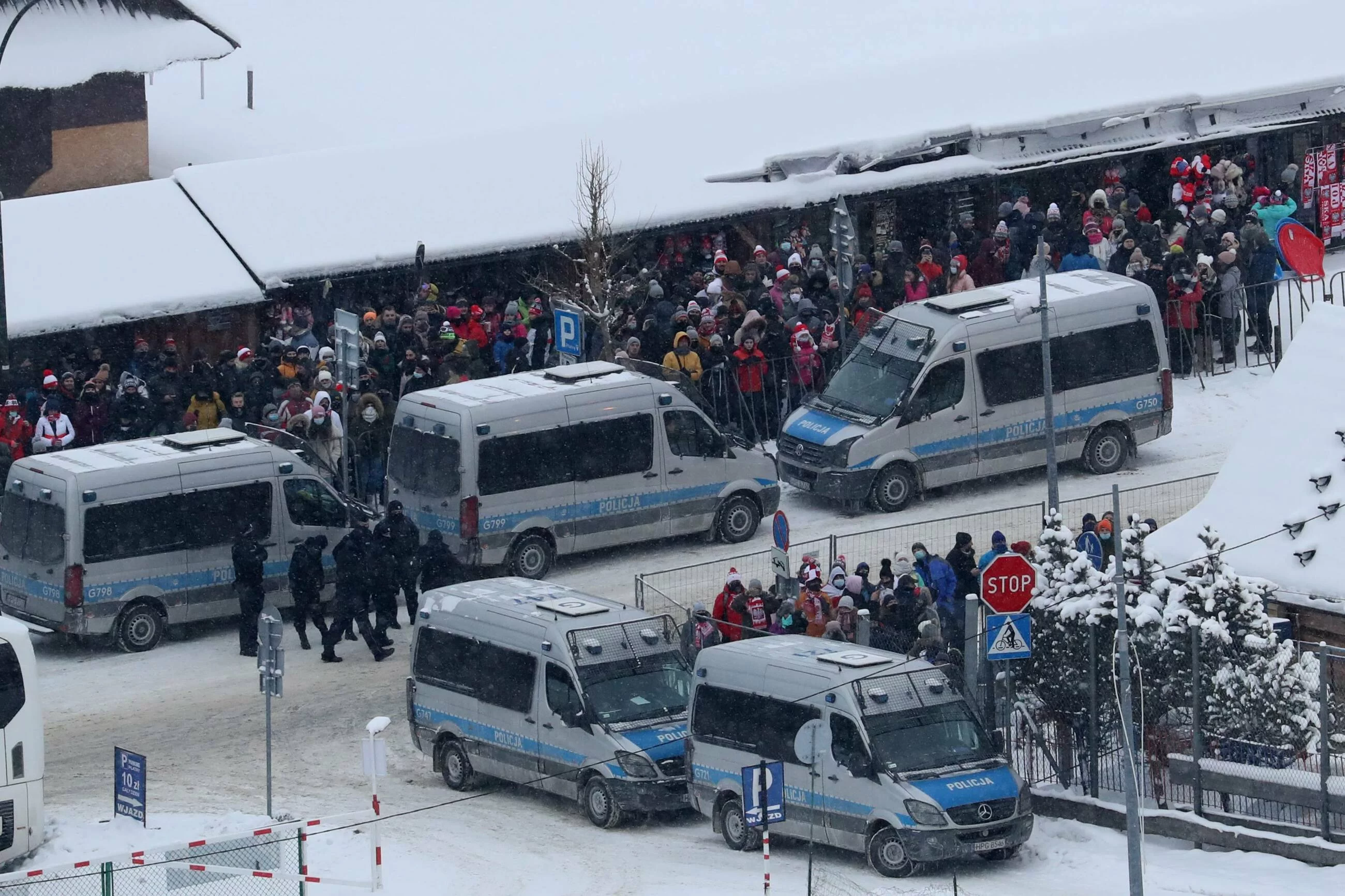 Zakopane. Kibice przed obiektem "Wielka Krokiew"