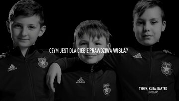 Kibice, zawodnicy i trener Wisły Kraków, w nowym spocie reklamowym zachęcają do kupowania karnetów na wiosenne mecze.