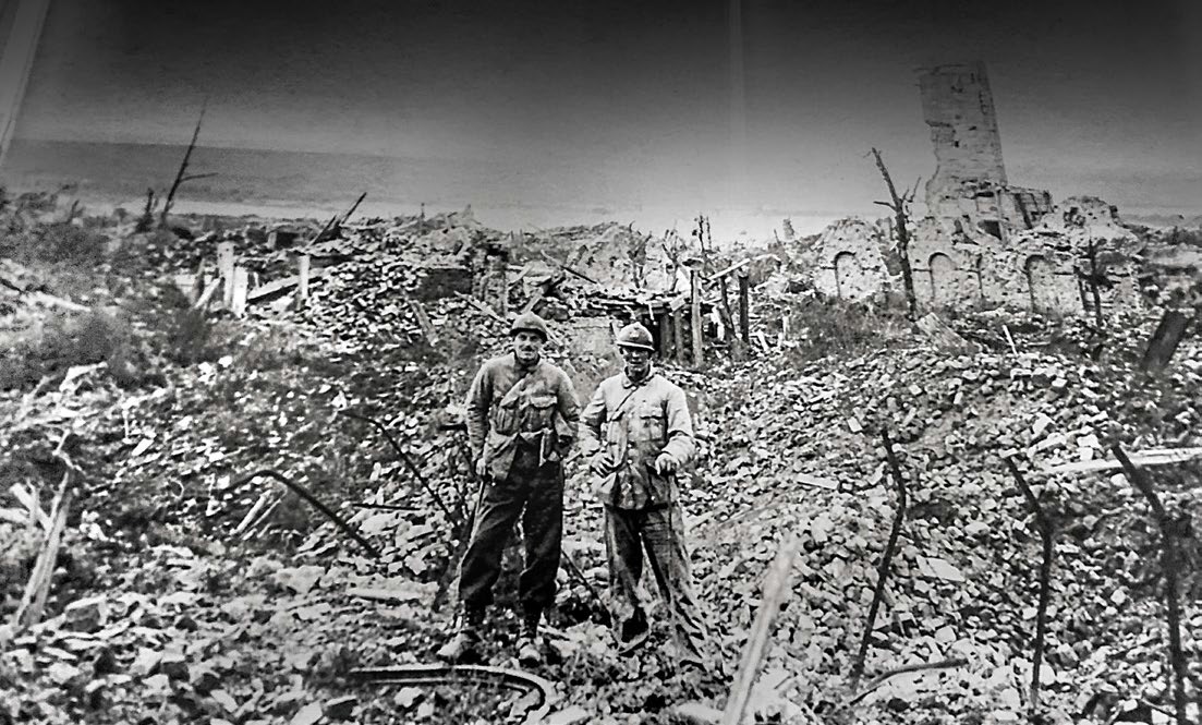 Dwaj żołnierze belgijscy na ruinach wyzwolonego miasta Ypres, listopad 1918 r.