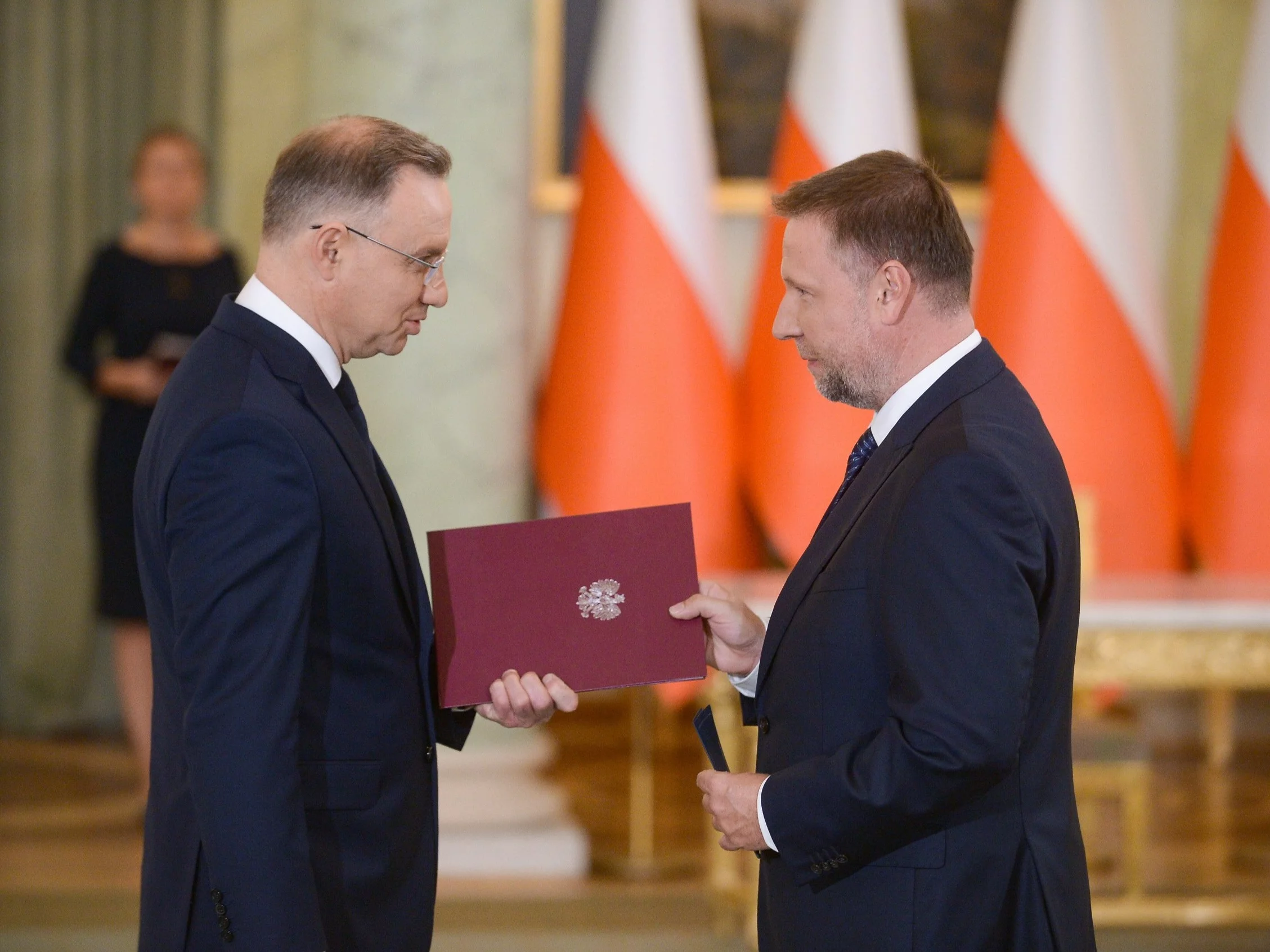 Prezydent RP Andrzej Duda (L) i powołany na ministra - członka Rady Ministrów, pełnomocnika rządu ds. odbudowy po powodzi Marcin Kierwiński (P) na uroczystości dokonywania zmian w składzie Rady Ministrów w Pałacu Prezydenckim w Warszawie