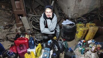 Kijów, marzec 2022. Jarosława Krawczenko w centrum przygotowania koktajli mołotowa