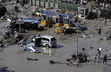 Kilkaset osób zginęło podczas piątkowego trzęsienia ziemi i w wyniku wywołanego tsunami na indonezyjskiej wyspie Sulawesi.