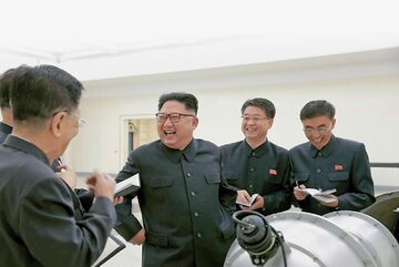 Kim Dzong Un obserwuje załadowanie bomby wodorowej do rakiety ICBM, 3 września 2017 r.