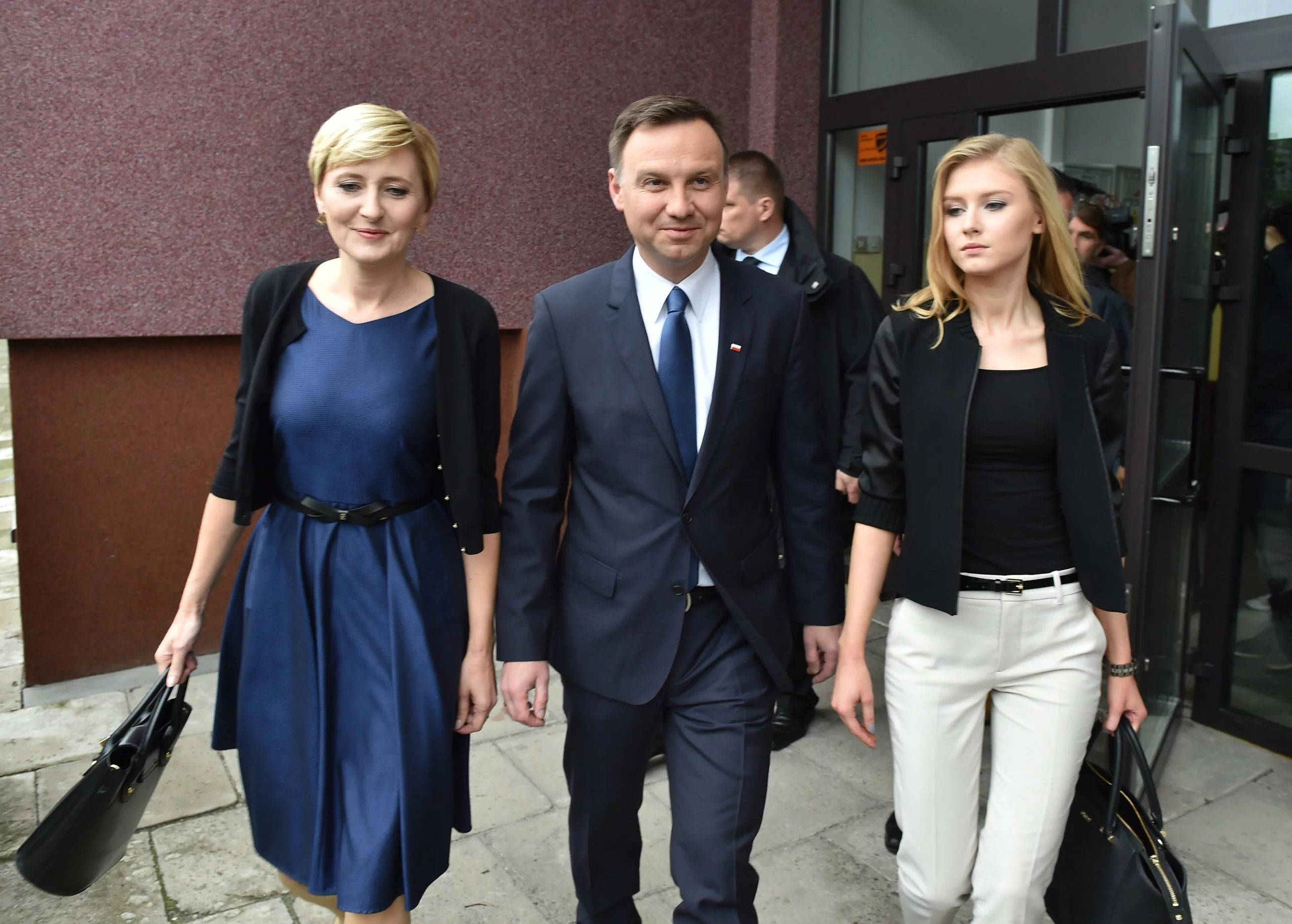 Andrzej Duda (C) w towarzystwie żony Agaty (L) i córki Kingi (P)