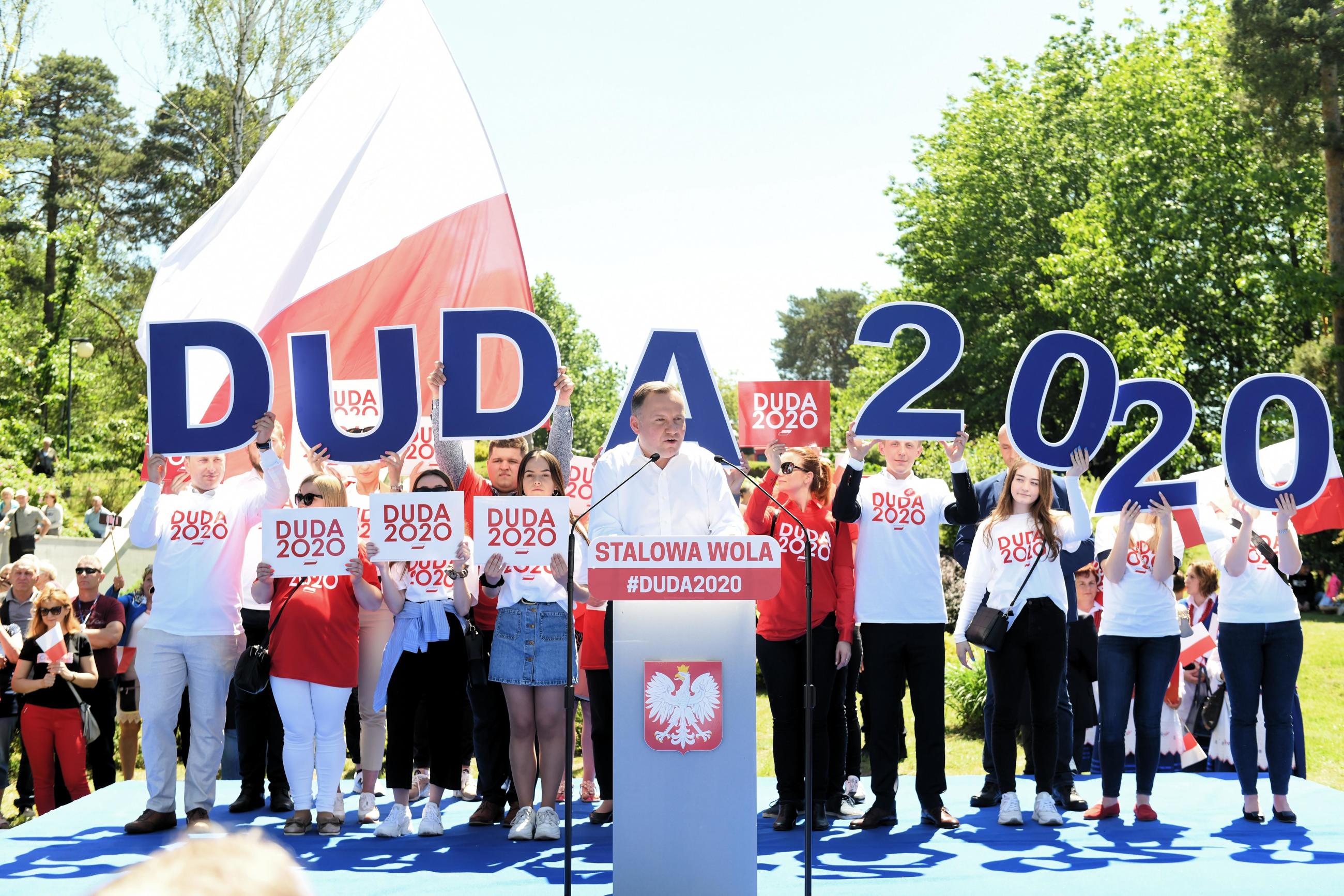 Prezydent Andrzej Duda (C) podczas spotkania z mieszkańcami w Stalowej Woli