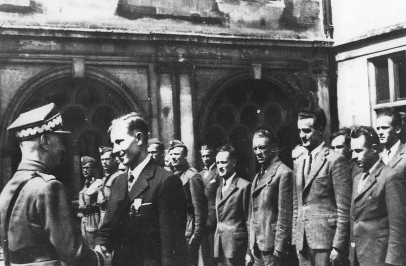 20 sierpnia 1942. Gen. Sikorski w ośrodku cichociemnych STS 43 Audley End. Z przodu: Michał Fijałka „Kawa”. Za nim: Wincenty Ściegienny „Las”, Bolesław Kontrym „Żmudzin”, Tadeusz Gaworski „Lawina” i Franciszek Rybka „Kula”