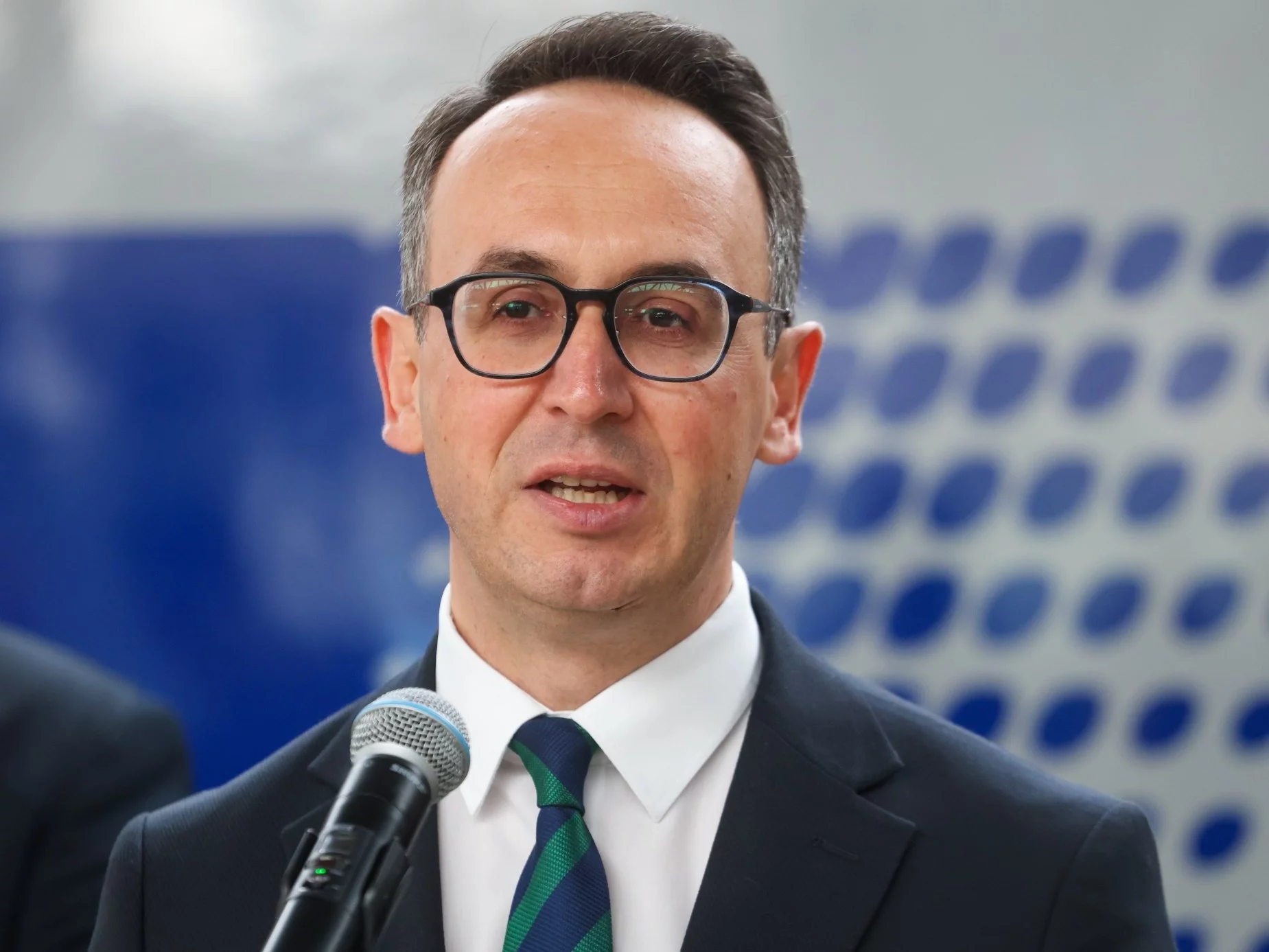 "Pasażer nie musi wiedzieć". Minister infrastruktury o ochronie lotnisk