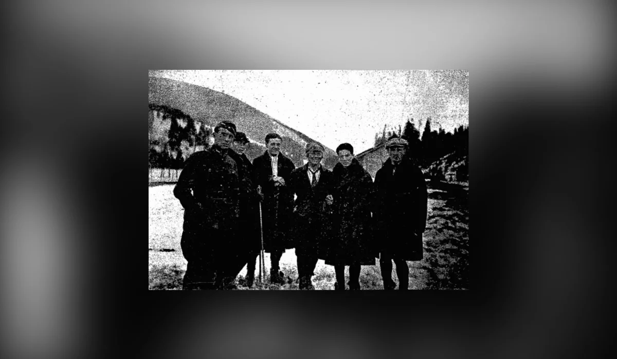 Grupa polskich narciarzy podczas zawodów w Worochcie w 1922 roku. Henryk Mückenbrunn drugi od prawej