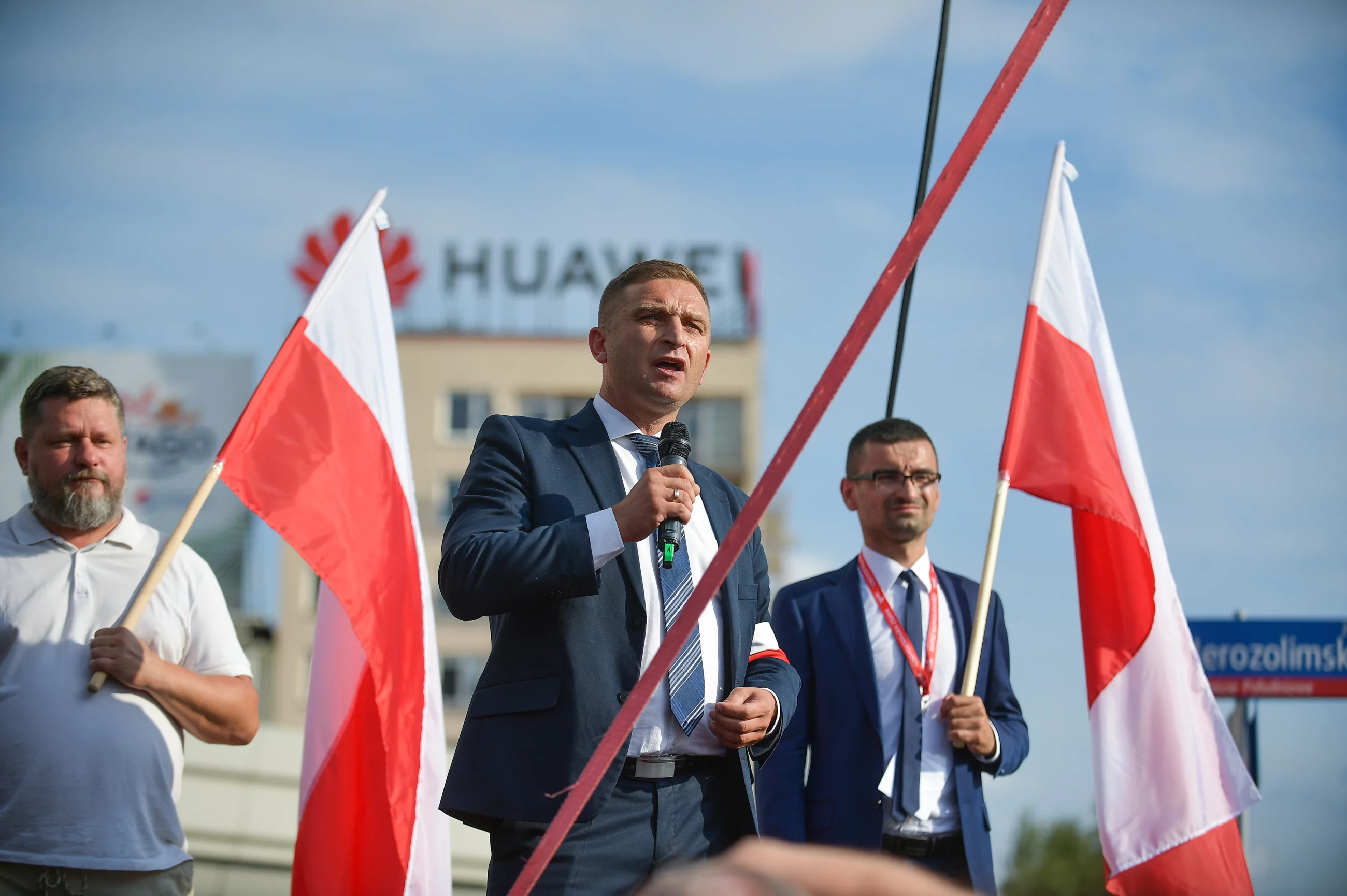 Warszawa, 01.08.2022. Prezes Stowarzyszenia Marsz Niepodległości Robert Bąkiewicz (C) podczas Marszu Powstania Warszawskiego 2022.