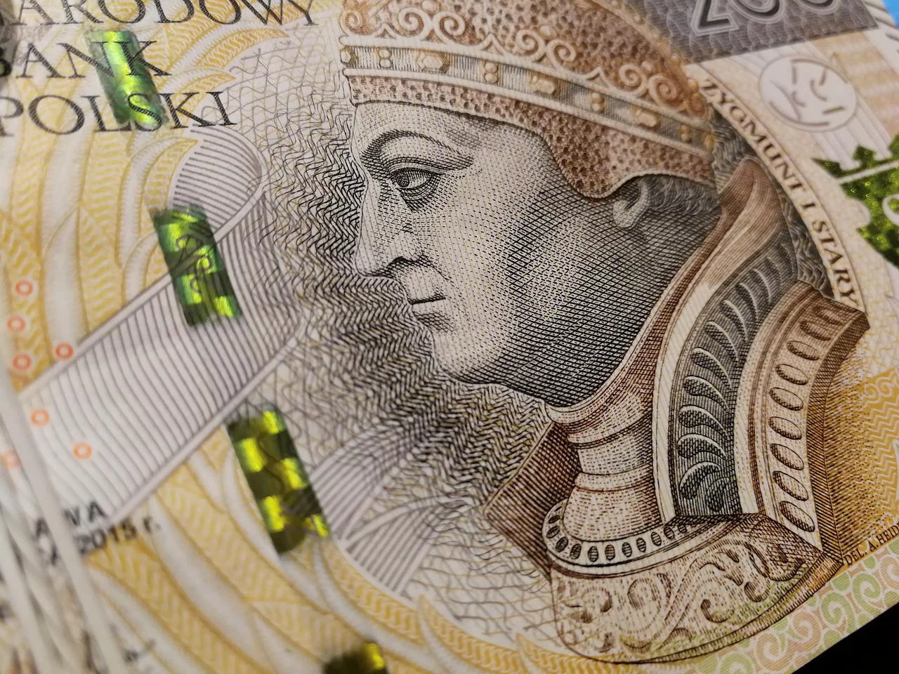 Banknot 200 zł, zdjęcie ilustracyjne