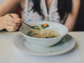 Kobieta jedząca zupę