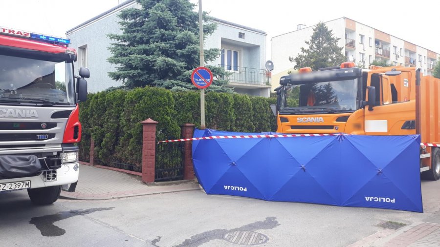 Kierujący śmieciarką śmiertelnie potrącił starszą kobietę.