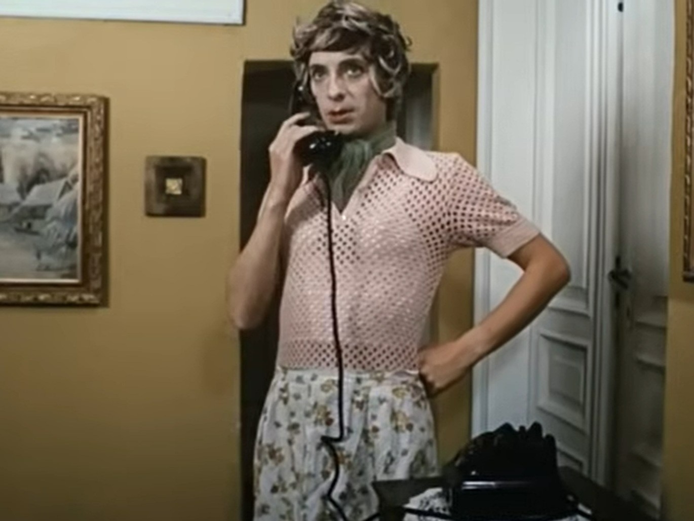 Wojciech Pokora jako gosposia w komedii „Poszukiwany, poszukiwana”