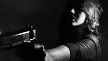 Kobieta z bronią. Zdj. ilustracyjne