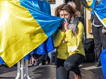 Kobieta z flagą Ukrainy