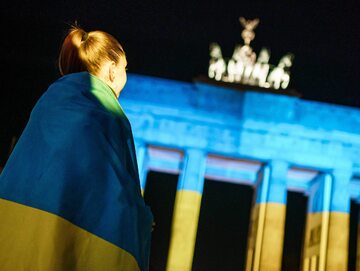 Kobieta z Ukrainy przed Bramą Brandenburską w Berlinie