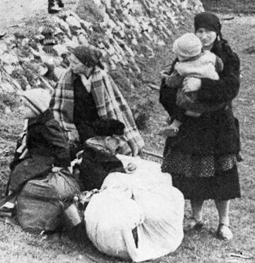 Kobiety z dziećmi czekające na transport podczas Aktion Saybusch, 24 września 1940