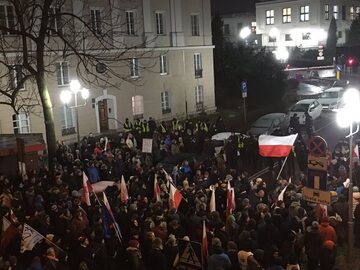 KOD blokuje drogę wjazdową do Sejmu