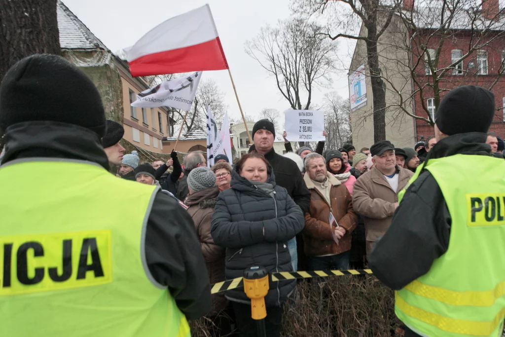 Grupa osób m.in. z flagami KOD i transparentami próbowała zakłócić oficjalne uroczystości przywitania wojsk amerykańskich w ramach wzmacniania wschodniej flanki Sojuszu Północnoatlantyckiego