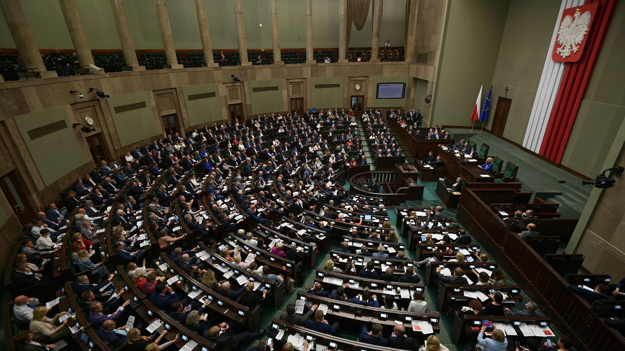 Posłowie na sali plenarnej Sejmu w Warszawie