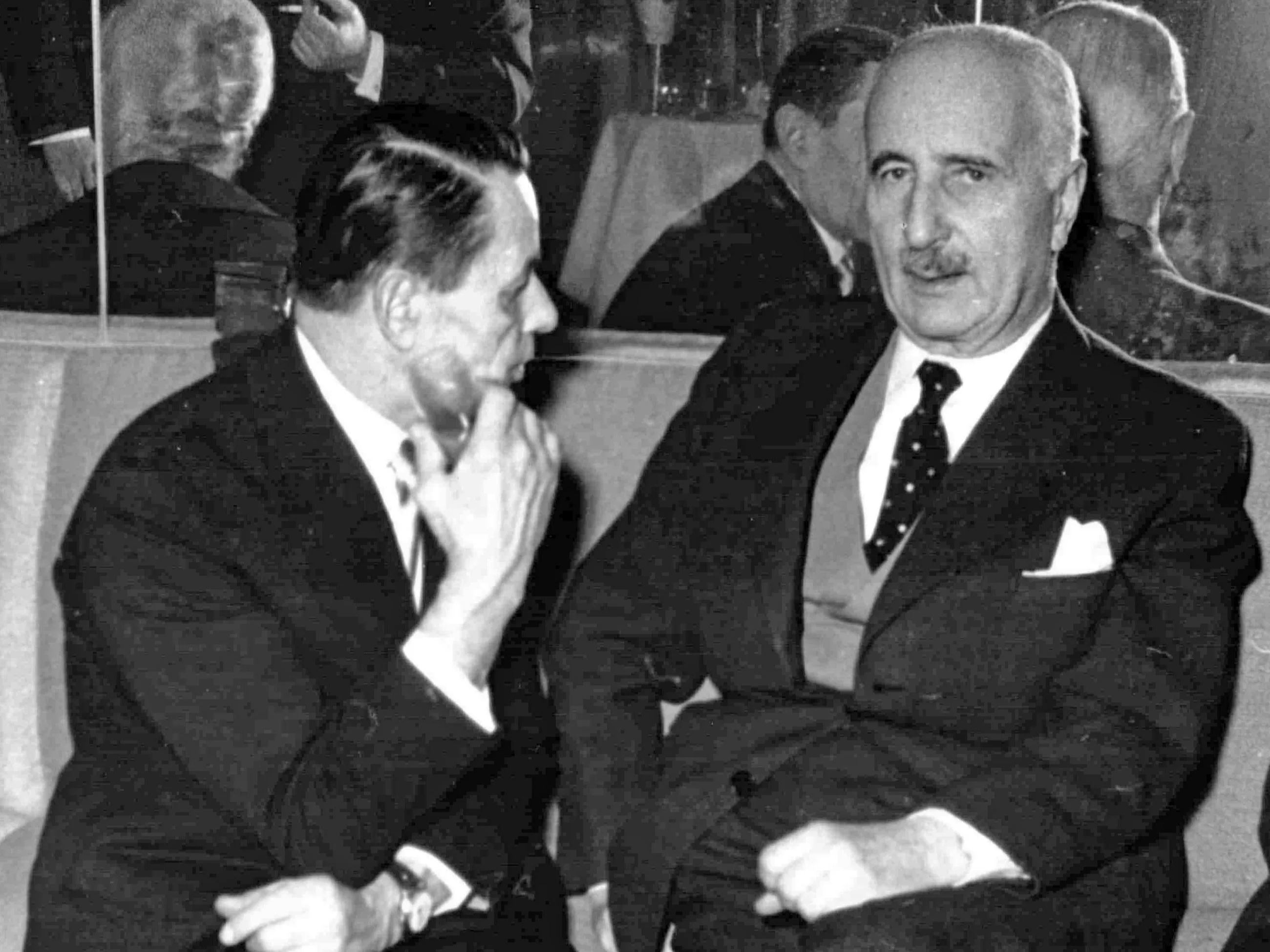 Władysław Tatarkiewicz (z prawej) w towarzystwie Armanda Vetulaniego, lata 60. XX wieku